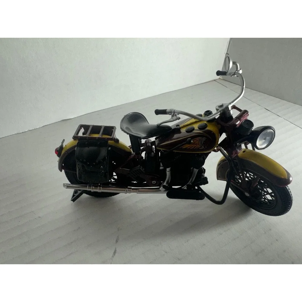 Indian Sport Scout 1:12 Die-Cast Motorcycle Model Yellow/Burgundy